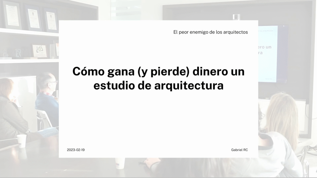 pantalla inicial del vídeo con rótulo de titulo sobre imagen de sala de juntas con un grupo de personas atendiendo a un orador